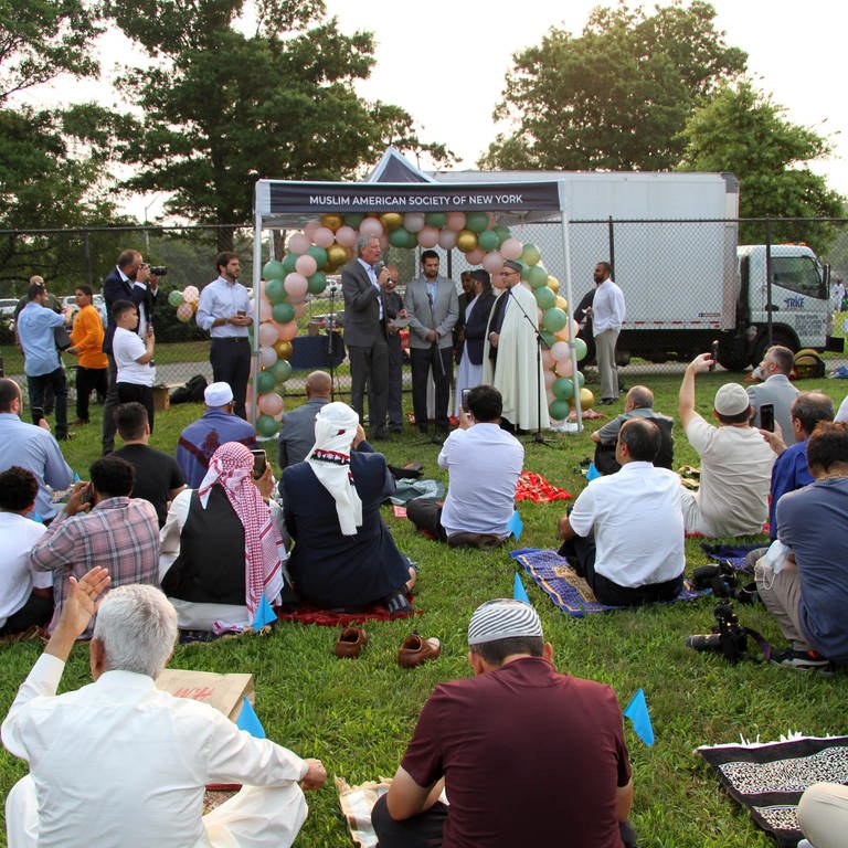 Der Bürgermeister von New York City, Bill de Blasio, hält beim Eid UI-Adha-Gebet am 20. Juli 2021 in Brooklyn, eine Rede (Foto: picture-alliance / Reportdienste, Picture Alliance)