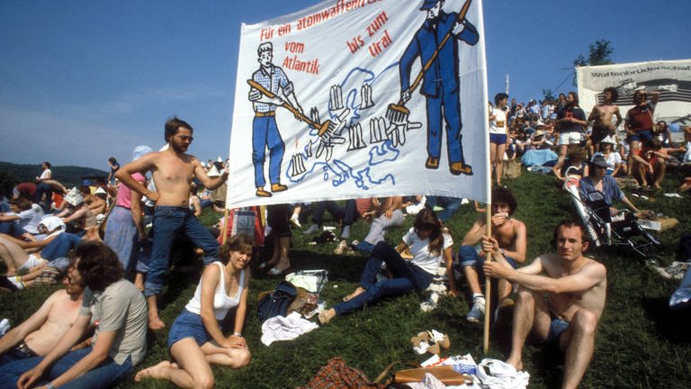 Demonstranten und ein Transparent mit der Aufschrift: "Für ein atomwaffenfreies Europa vom Atlantik bis zum Ural": Demonstration der Friedensbewegung gegen den Staatsbesuch von US-Präsident Ronald Reagan am 10. Juni 1982 in Bonn