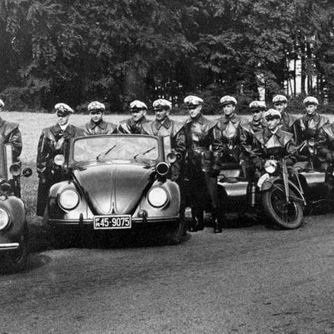 Historische Aufnahme von Polizisten mit Autos und Motorrollern (Foto: Landeshauptarchiv Koblenz -)