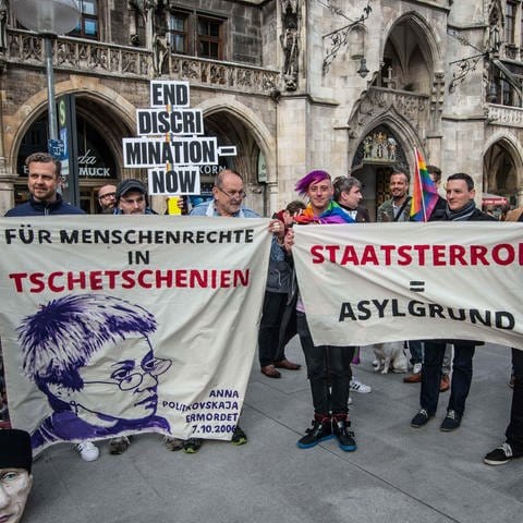 Demonstration gegen Säuberungsaktionen in Tschetschenien, die sich nach Angabe der Demonstranten gegen Homosexuelle richten (April 2017 in München) (Foto: picture-alliance / Reportdienste, picture alliance/ZUMA Press)