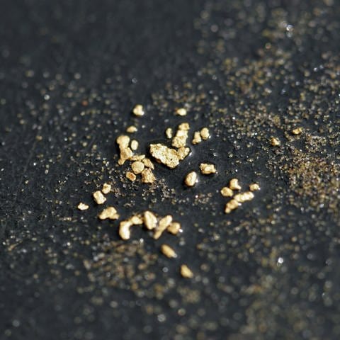 kleine Goldstückchen auf einem Tisch (Foto: picture-alliance / Reportdienste, picture-alliance/ dpa | Lehtikuva Kaisa Siren)