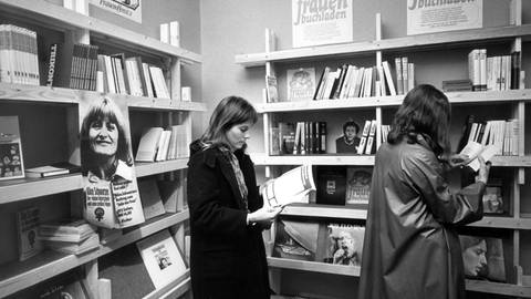 Kundinnen im ersten Frauenbuchladen der Bundesrepublik, aufgenommen im Herbst 1975 in München-Schwabing (Foto: picture-alliance / Reportdienste, picture alliance / dpa | Istvan Bajzat)