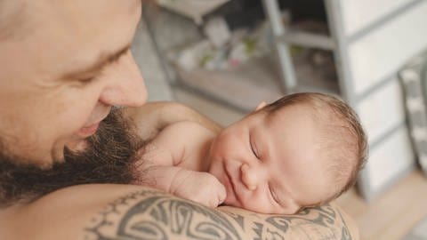 Um fürsorgliche Väter zu werden, passen sich Männer nicht nur neuronal, sondern auch hormonell und psychisch an die Vaterrolle an (Foto: IMAGO, IMAGO / Westend61)