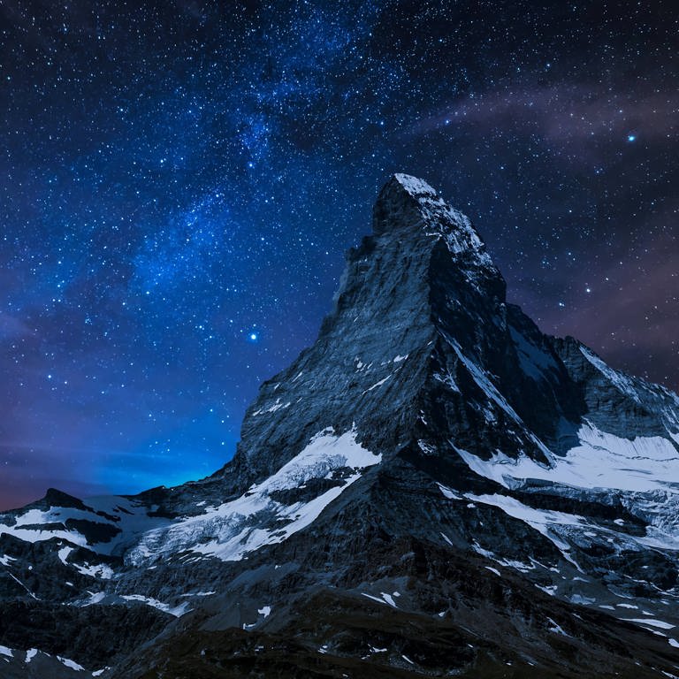 Sternenhimmel am Matterhorn: Ein Blick auf das Panorama der Alpen, der Sternenhimmel über uns in einer klaren Nacht – in solchen Momenten empfinden viele Ehrfurcht vor der Größe dieser Phänomene und fühlen sich gleichzeitig ganz klein. 