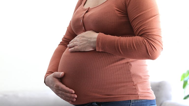Themenbild - schwangere Frau mit Babybauch