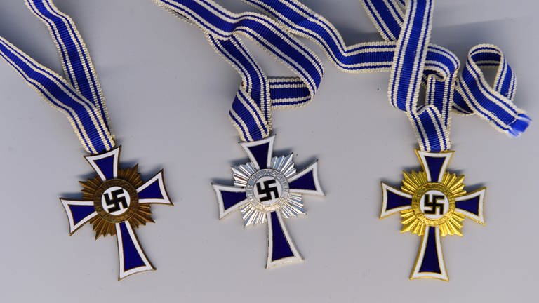 Neue Dauerausstellung "Buchenwald", drei Varianten des "Mutterkreuz"