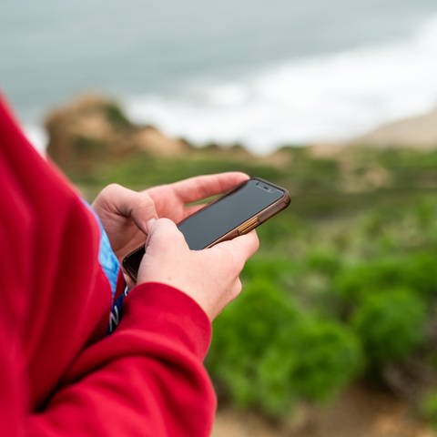 Person nutzt Smartphone (Foto: IMAGO, IMAGO / Cavan Images)
