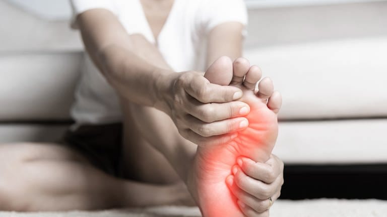 Brennende rote Füße (Symbolbild): Brennende Schmerzen an der Fußsohle, Muskelkrämpfe in den Waden, Stiche in den Oberschenkeln: 3,5 bis 5,5 Millionen Menschen in Deutschland leiden unter solchen Symptomen. Ursache kann eine Polyneuropathie sein, eine Erkrankung der Nerven.