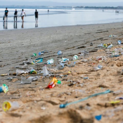 Plastikmüll liegt am Strand von Kuta (Bali, Indonesien)