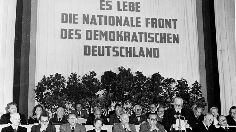 Gründung der DDR am 7. Oktober 1949. Der Nationalrat erklärt sich selbst zur provisorischen Volkskammer und anerkennt die vom Volksrat bestätigte Verfassung als Verfassung der DDR. Hier Wilhelm Pieck bei der Verlesung der Proklamation auf der außerordentlichen Sitzung des Nationalrates.