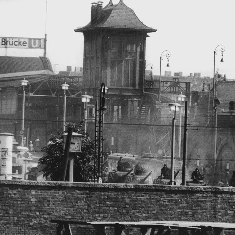Sowjetische Panzer, deren Geschütze auf den Westsektor gerichtet sind, stehen am 13.8.1961 an der Warschauer Brücke im Ostsektor von Berlin. Der direkte S- und U-Bahnverkehr wurde unterbrochen. An fast allen Grenzübergängen werden Stacheldraht-Sperren errichtet. 