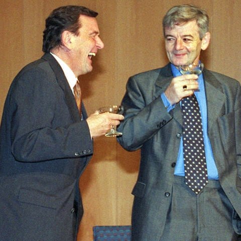 Schröder, Fischer und Lafontaine: Rot-Grün gewinnt 1998 die Bundestagswahl (Foto: picture-alliance / Reportdienste, Martin Athenstädt)