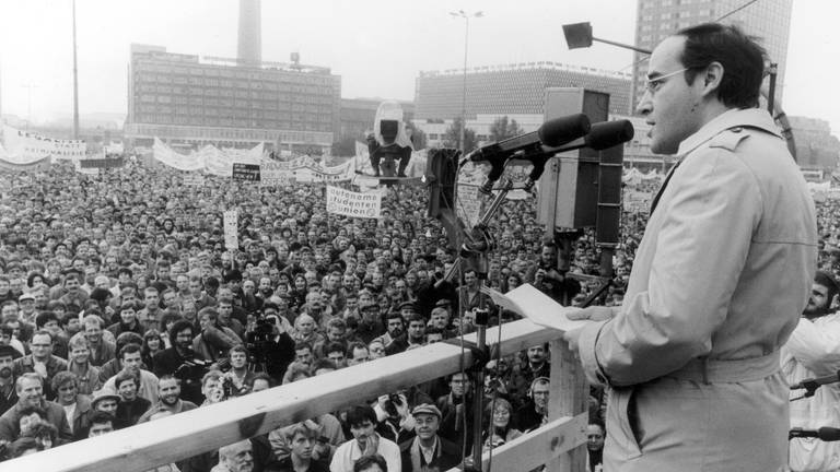 Hunderttausende Bürger beteiligten sich an einer Demonstration am 4. November 1989, zu der Ost-Berliner Kunst- und Kulturschaffende eingeladen hatten. Nach der Protestdemonstration durch das Zentrum von Ost-Berlin ergriff während des Meetings auf dem Alexanderplatz auch Rechtsanwalt Dr. Gregor Gysi das Wort.