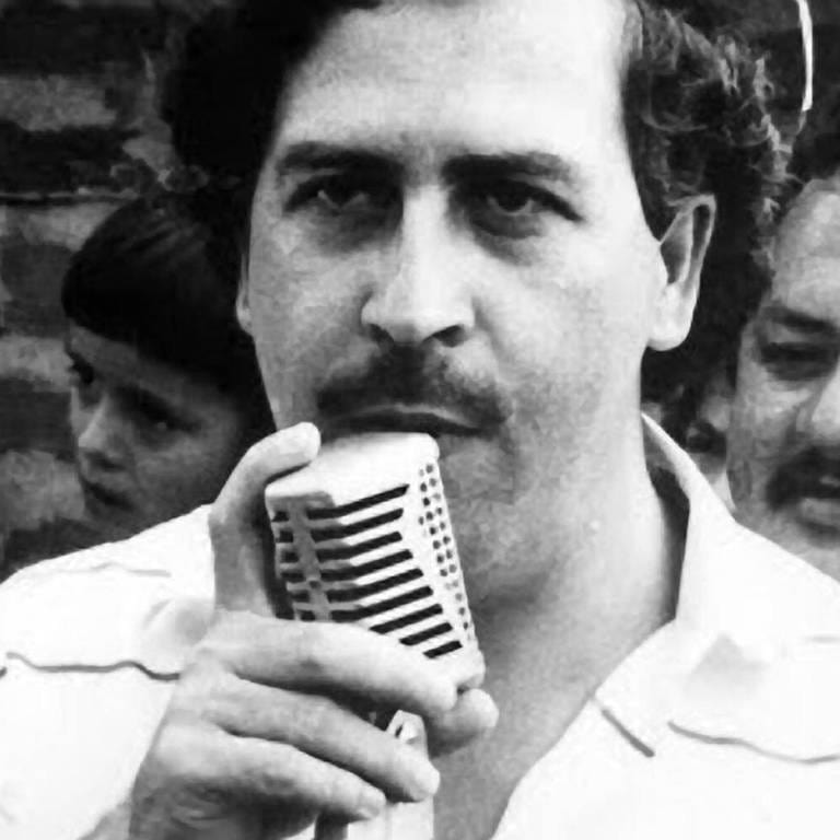 Pablo Emilio Escobar Gaviria wurde 1949 als Sohn einer armen Familie in Rionegro, einem Dorf außerhalb von Medellin, geboren. Escobar war einer der erfolgreichsten, gewalttätigsten und bekanntesten Kriminellen in der Geschichte Kolumbiens. Er wurde durch die Kontrolle des Kokainhandels in die Vereinigten Staaten sagenhaft reich. Foto: Bogota  Kolumbien, ca. 1982