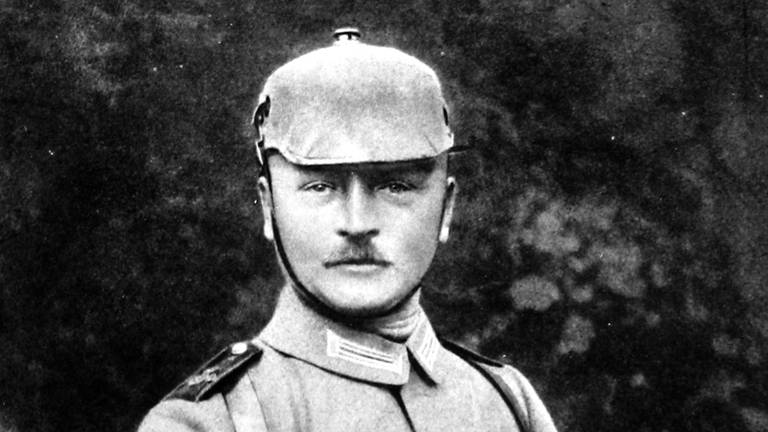 Deutscher Soldat in neuer feldgrauer Uniform mit Helm ohne Pickel (November 1915)