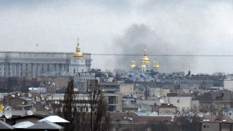 Rauch steigt über der ukrainischen Hauptstadt auf: Russische Truppen haben am 24. Februar 2022 ihren erwarteten Angriff auf die Ukraine gestartet