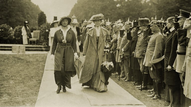 Paul von Hindenburgs Frau und Tochter anlässlich des Festakts zu seinem 70. Geburtstag 1917 während des Ersten Weltkriegs
