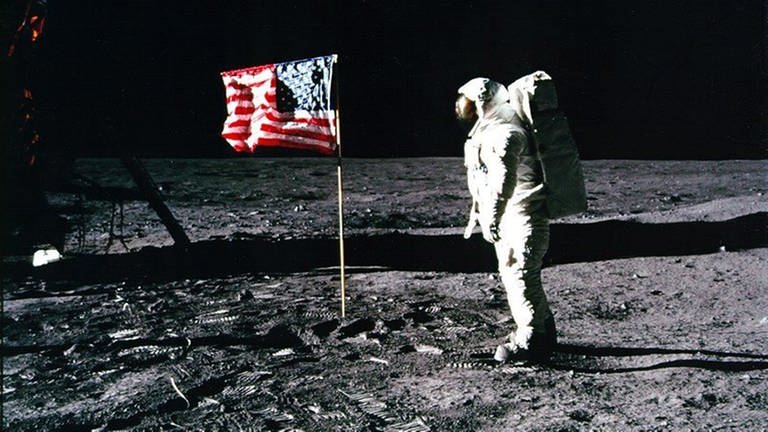 Edwin "Buzz" Aldrin auf dem Mond neben der US-Flagge am 20. Juli 1969