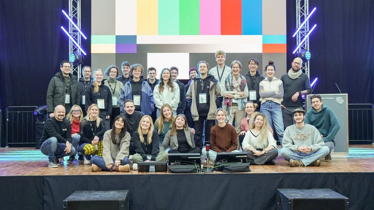 Das Team der CMT 2014 in Stuttgart: Journalistische Volontäre, Azubis, Trainer und Techniker, die gemeinsam das diesjährige Bühnenprogramm auf die Beine stellen.  (Foto: SWR)