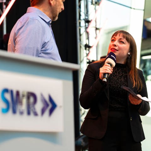 Catharina Straß moderiert das SWR Messeradio auf der CMT (Foto: SWR)