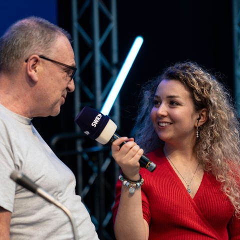 Volontärin Nadia El-Gonemy interviewt einen Bühnengast. (Foto: SWR)