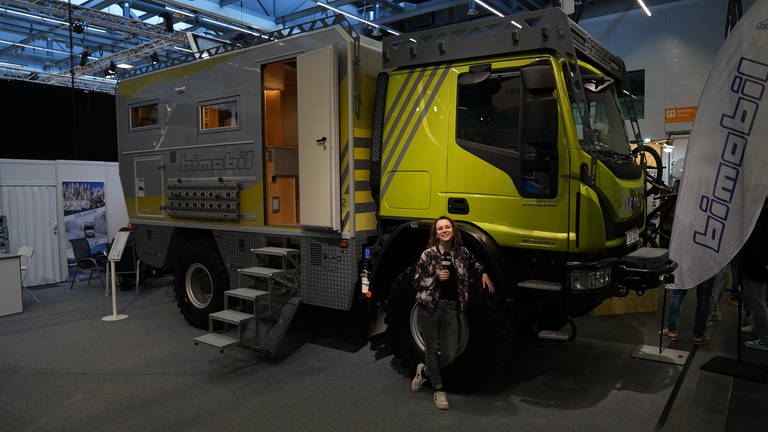 SWR-Reporterin Michelle Habermehl steht vor einem sehr großen Expeditionsmobil (Foto: SWR)