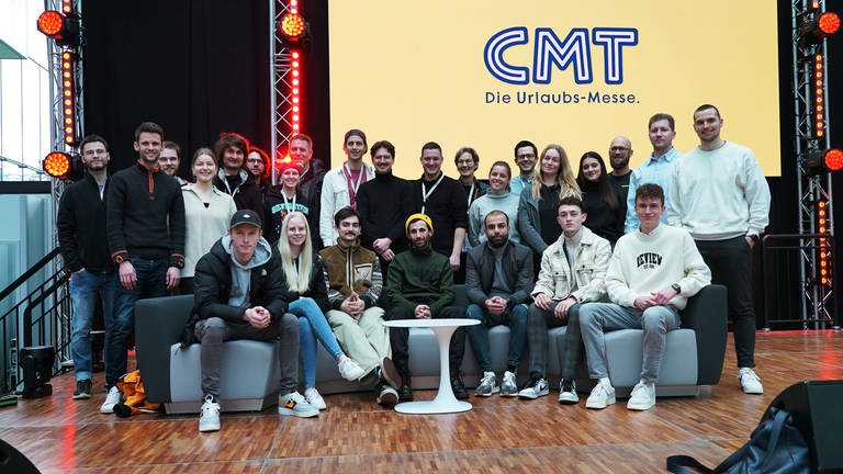 Das SWR Team auf der CMT 2023 steht auf der Atriumsbühne auf der Stuttgarter Messe