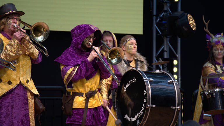 Die Gruppe "Guggenmusik Gmendr Altstadtfäger" spielen auf der SWR Bühne im Atrium der CMT.