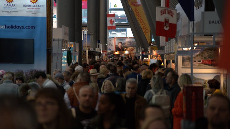Menschenmassen laufen über die CMT Urlaubsmesse 2023 in Stuttgart.