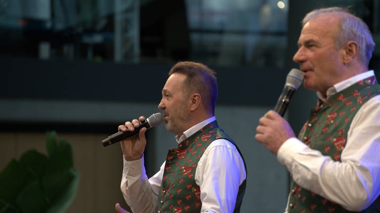 Die Katschberger performen ihre Songs auf der Atriums- und SWR-Bühne.