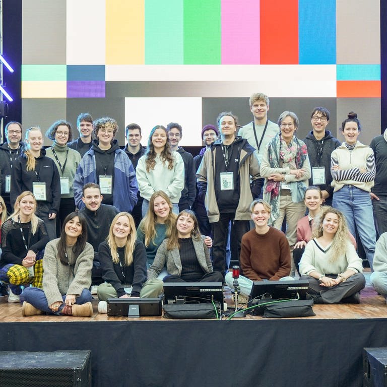 Das Team der CMT 2014 in Stuttgart: Journalistische Volontäre, Azubis, Trainer und Techniker, die gemeinsam das diesjährige Bühnenprogramm auf die Beine stellen.  (Foto: SWR)