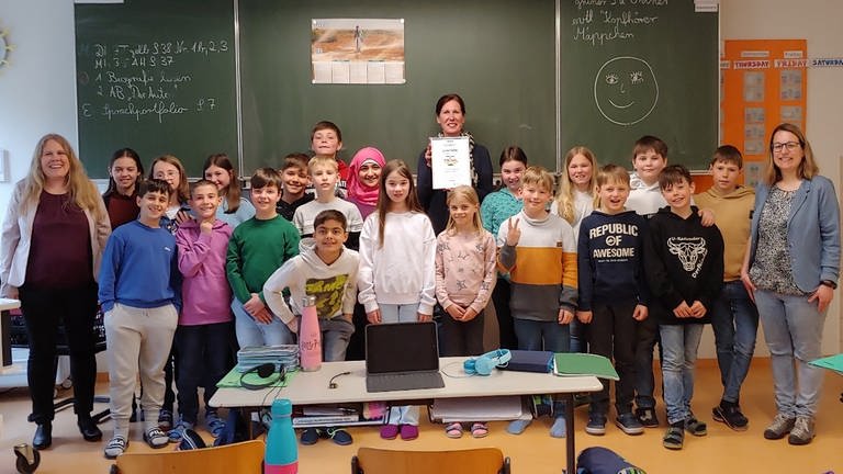 Urkundenvergabe Medienrechte für Kinder an der Schule Fischbach (Foto: Schule Fischbach)