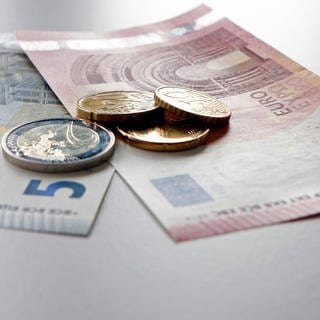 Das Bild zeigt Geld, das auf einem Tisch liegt (Foto: SWR)