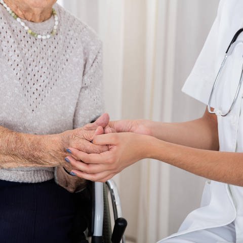 Eine Ärztin untersucht die Hände einer älteren Patientin: Bei Arthrose korreliert der röntgenologische Befund häufig nicht mit den Beschwerden. Mit Fragen sollten sich Patienten immer an einen Facharzt wenden.