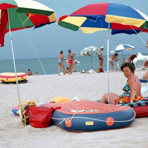 Urlaub am Strand in Italien um 1969: "Urloup" ist Althochdeutsch und heißt so viel wie „Erlaubnis“. Der König musste zustimmen, wenn ein Ritter in den Kreuzzug ziehen wollte, denn solange konnte er ja keine Abgaben leisten.