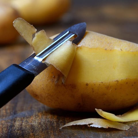 Kartoffeln schälen oder nicht? Frische Kartoffeln mit dünner Schale kann man auf jeden Fall ohne Probleme essen. (Foto: IMAGO, IMAGO / imagebroker)