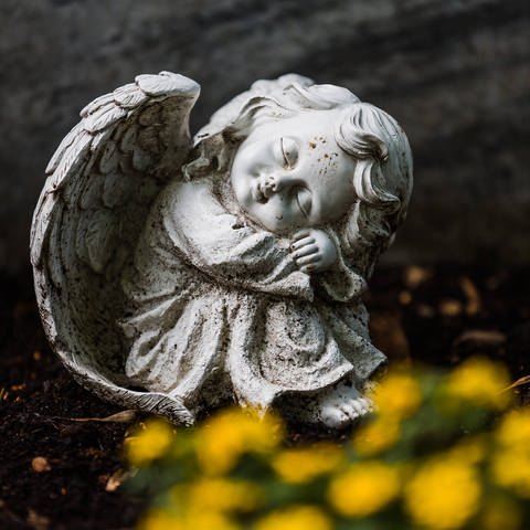 Ein Engel auf einem Friedhof. Die meisten Menschen sterben in den Wintermonaten.