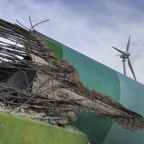 Vor allem ältere Windräder müssen oft mit großem Aufwand recycelt werden. (Foto: IMAGO, imago/Rainer Weisflog)