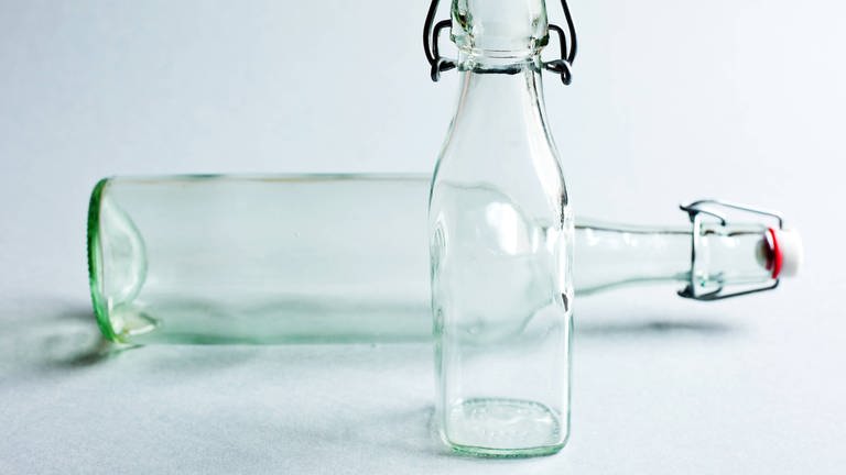 Zwei durchsichtige leere Bügelflaschen
