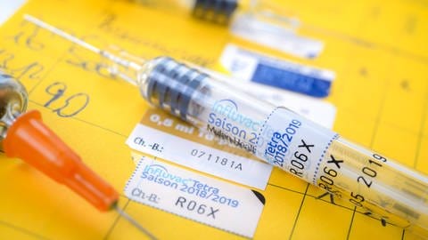 Eintrag der Grippeimpfung aus der Saison 201819 im Impfausweis (Foto: IMAGO, Christian Ohde)