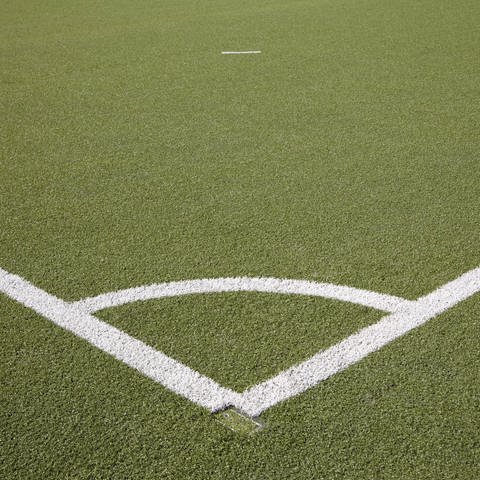 Rechter Winkel an der Ecke eines Fussballfeldes (Foto: IMAGO, imago sportfotodienst)