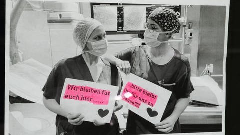 Zu Beginn der Pandemie riefen deutschlandweit die Krankenpfleger*innen die Bevölkerung dazu auf, zuhause zu bleiben, um sich möglichst nicht anzustecken.