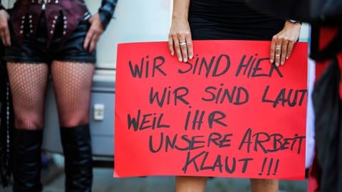 Stuttgarter Demonstration gegen Sexkaufverbot im Lockdown, August 2020, Schild mit Aufschrift: "Wir sind hier, wir sind laut, weil ihr unsere Arbeit klaut"