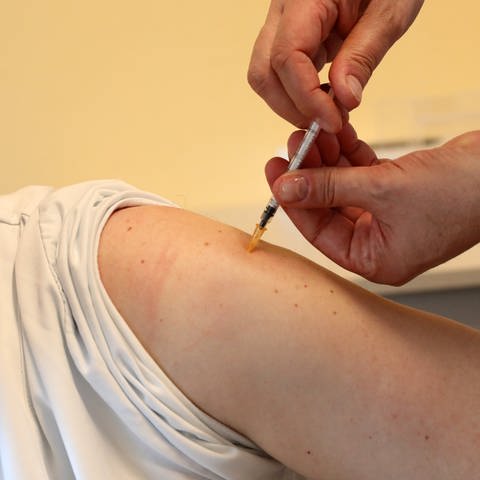 Medizinisches Personal wird gegen das Sars-CoV-2-Virus geimpft. (Foto: picture-alliance / Reportdienste, Picture Alliance/Bernd Wüstneck)