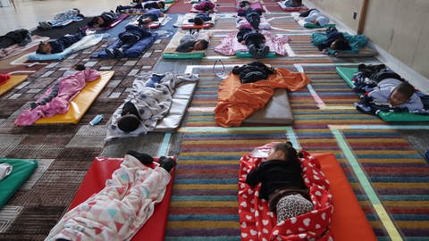 Mittagsschlaf in der Krippe: Kinder in der Krippe der katholischen Kirche im südafrikanischen Hanover Park bekommen im Trubel daheim nicht genug Schlaf, viele sind alkoholgeschädigt