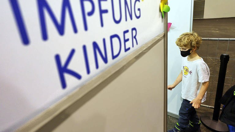 Im niederösterreichischen Landesimpfzentrum in Tulln werden Erwachsene mit Biontech-Pfizer oder Moderna geimpft oder oder bekommen die dritte Impfung als Booster. Seit Kurzem werden auch Kinder Off-Label geimpft und erhalten 13 der Dosis für Erwachsene.