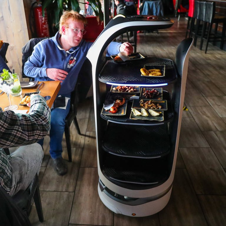 Ein Roboter serviert Gerichte in einem Restaurant in Sint-Niklaas, Ostflandern, Belgien, 9. April 2022.