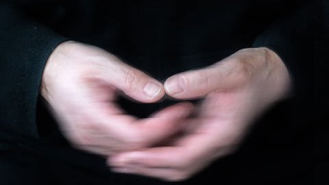 Zitternde Hände sind typisch für Parkinson und können die Lebensqualität stark beeinträchtigen. Ein Diabetesmittel kann das Fortschreiten der Parkinson-Symptome möglicherweiese bremsen. Eine Studie zeigt eine leichte Besserung.