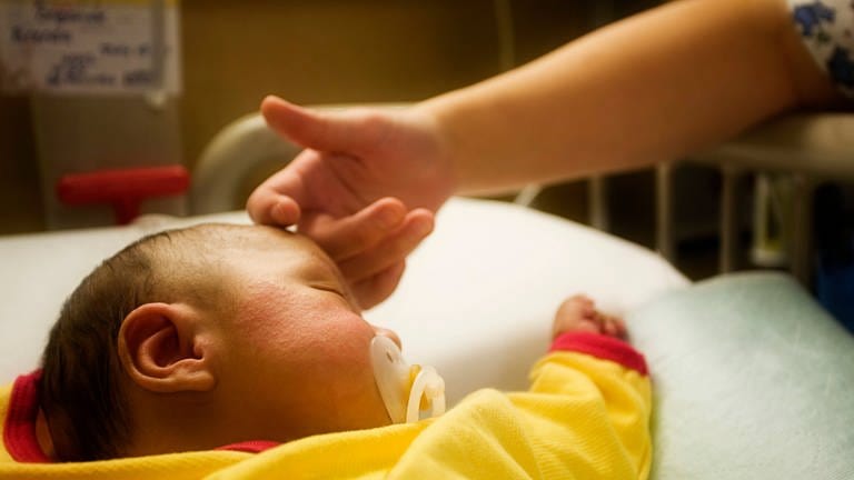 Ein neugeborenes Baby im Krankenhaus.