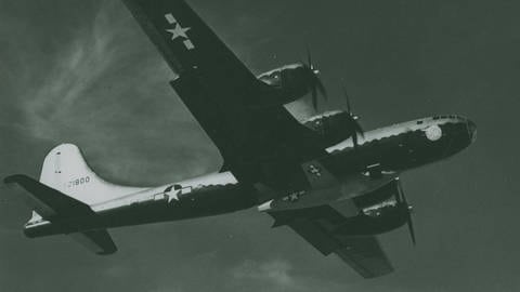 Das Raketenflugzeug Bell-X-1 wird am Bauch einer Boeing B-29 auf 2000 Meter Höhe geflogen.